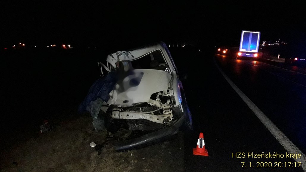 Mladík nezvládl najet na hlavní a boural, sedmnáctiletá dívka nepřežila