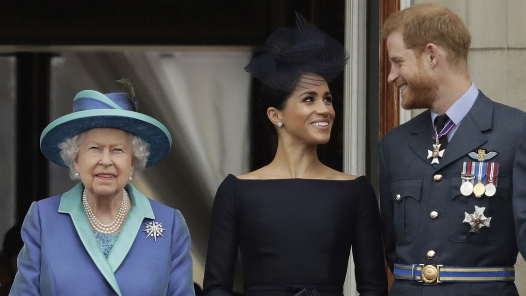 Královna Alžběta II., vévodkyně Meghan a princ Harry (Londýn, 10. července 2018)