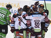 Hokejisté Sparty se radují z gólu v utkání proti Mladé Boleslavi.