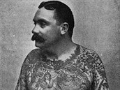 Pan Frank de Burgh tetování evidentně miloval. Nechal se vyfotit v roce 1897.