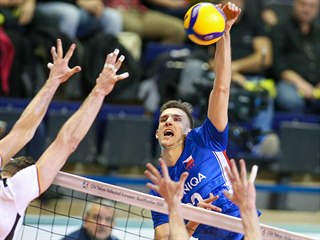 Český volejbalista Patrik Indra zakončuje v utkání proti Německu.