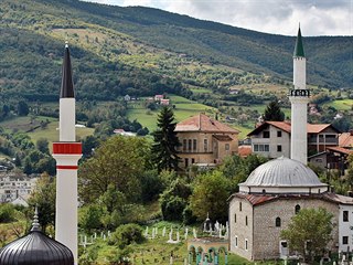 Travnické střechy a minarety s Vilenicí v pozadí