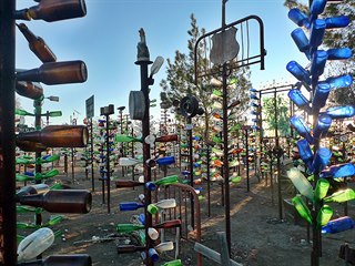Džungli z lahví najdete na historické Route 66 u Victorville.