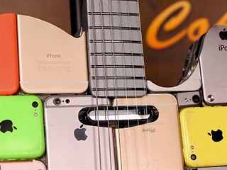 Artem Mayer vytvořil z více než stovky iPhonů netradiční elektrickou kytaru.