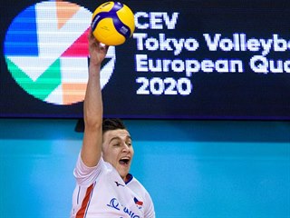 Český volejbalista Lukáš Vašina útočí v zápase s Belgií.