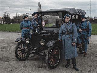 Legionáři s legendou Veterán a Jiří Charfreitag ve stejnokroji legionářů ve...