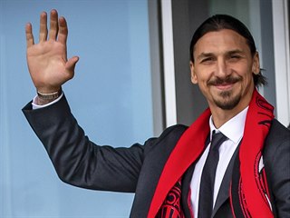 Zlatan Ibrahimovic mává fanouškům AC Milán.