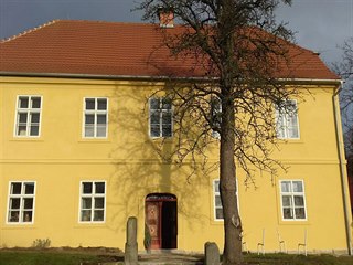 Fara v Zubrnicích v Ústeckém kraji je kulturní památkou, již před rozpadem...