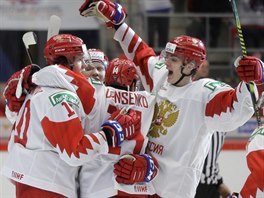 Rut hokejist slav gl Dmitrije Voronkova (vlevo) ve tvrtfinle MS do 20...