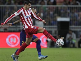 Alvaro Morata (v poped) z Atltica Madrid kontroluje m v duelu s Barcelonou.