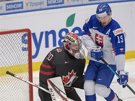 Kanadsk glman Joel Hofer zasahuje ped slovenskm juniorskm reprezentantem...