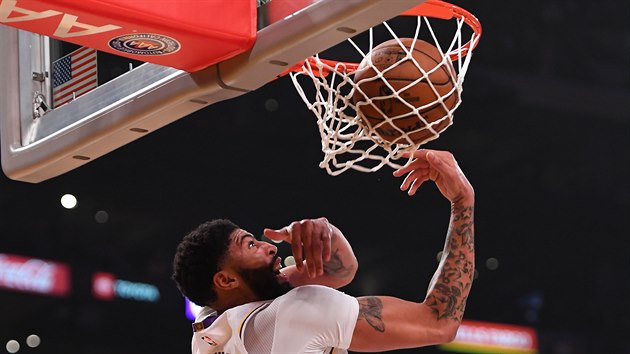 Anthony Davis uz LA LAkers zakonuje v utkn proti Phoenixu.