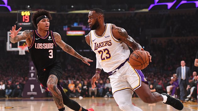 Kelly Oubre Jr. (vlevo) z Phoenixu a LeBron James z LA Lakers.