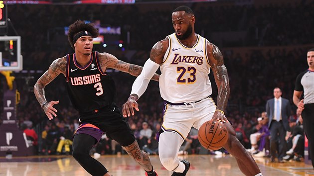 Kelly Oubre Jr. (vlevo) z Phoenixu brn LeBrona Jamese z Los Angeles Lakers.