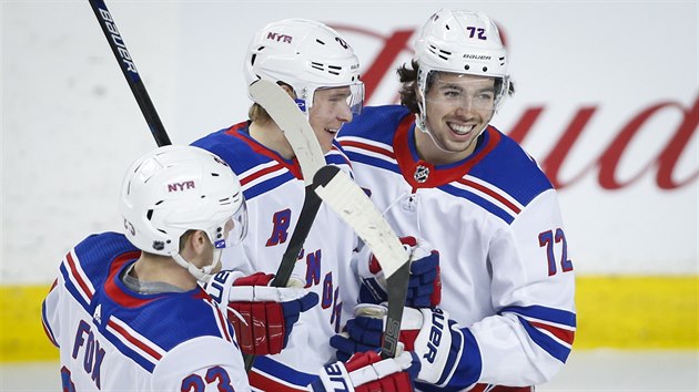 Filip Chytil (vpravo) z NY Rangers oslavuje gl se spoluhri.