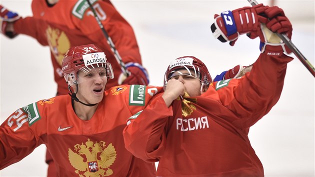 Rut hokejist (zleva) Nikita Alexandrov a Alexandr Chovanov se raduj z branky v semifinle MS dvacetiletch proti vdsku.