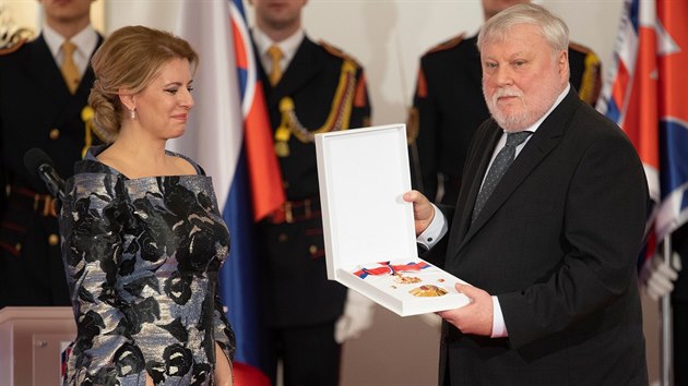 Slovenská prezidentka Zuzana Čaputová předává vyznamenání Peteru Zajacovi. (2. ledna 2020)