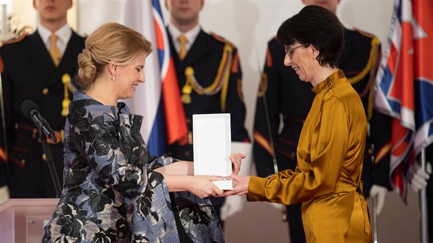 Slovenská prezidentka Zuzana Čaputová předává vyznamenání Zuzaně Mistríkové. (2. ledna 2020)