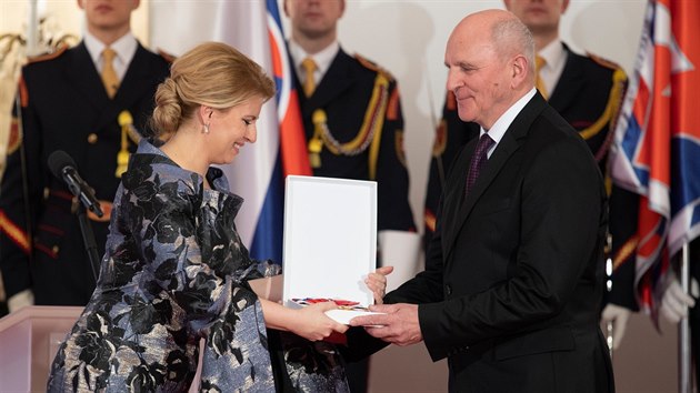 Slovensk prezidentka Zuzana aputov pedv vyznamenn Frantiku Miklokovi. (2. ledna 2020)