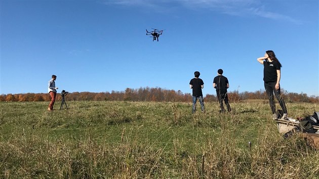Kad dron do zem vystel piblin jednu kapsli za sekundu. Jejich pohyb pi tom ovldaj lid  jeden pozemsk pilot takhle zvldne dit a deset dron zrove.