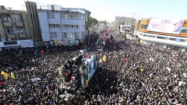 Rakve Kásema Solejmáního a dalších lidí zabitých při americkém útoku jsou obklopeny davy ve městě Kermán (7. ledna 2020)