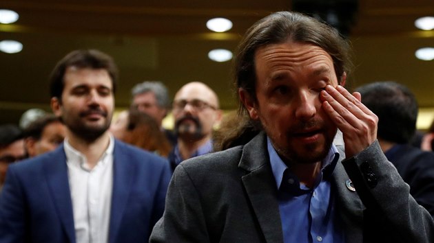 f uskupen Unidas Podemos Pablo Iglesias po hlasovn parlamentu (7. ledna 2020)