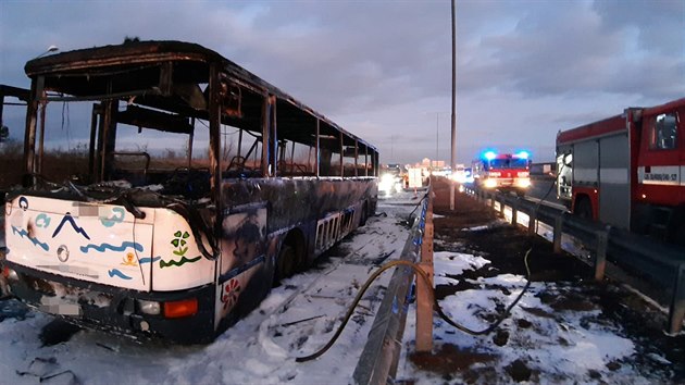 Na dálnici D1 při sjezdu z Pražského okruhu shořel autobus. (3. ledna 2020)
