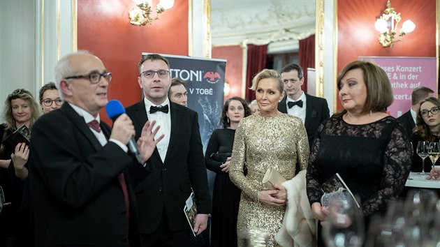 Slavnostní otevření Státní opery v Praze po tříleté rekonstrukci. Na snímku ředitel opery Jan Burian (s mikrofonem), zpěvačka Helena Vondráčková (uprostřed) či ministryně financí Alena Schillerová (vpravo). (5. ledna 2020)