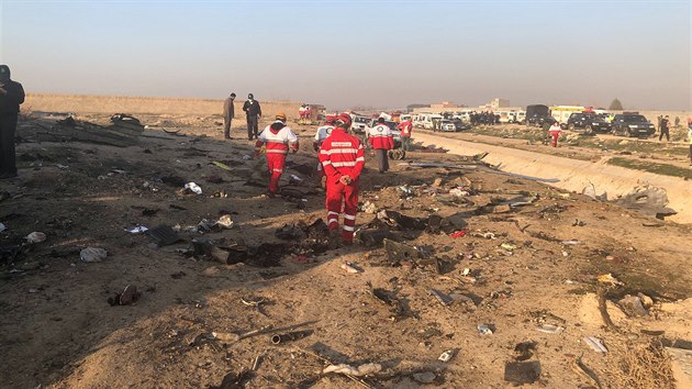 Trosky havarovanho letounu ukrajinskch aerolinek, kter se ztil krtce po startu z letit v Tehernu. Havrii nikdo nepeil. (8. ledna 2020)