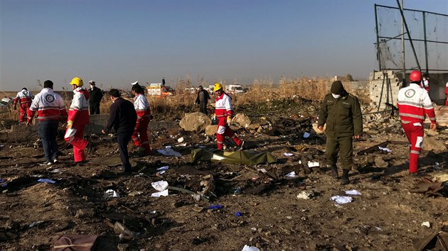 Zchrani prohledvaj trosky letadla ukrajinskch aerolinek, kter se ztil nedaleko letit v Tehernu. Nikdo ze 167 lid na palub nepeil. (8. ledna 2020)