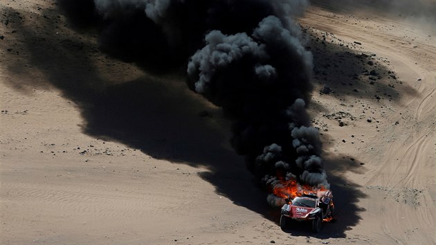 Auto Romaina Dumase a Alexandra Winocqa skonilo bhem prvn etapy Dakaru v plamenech.