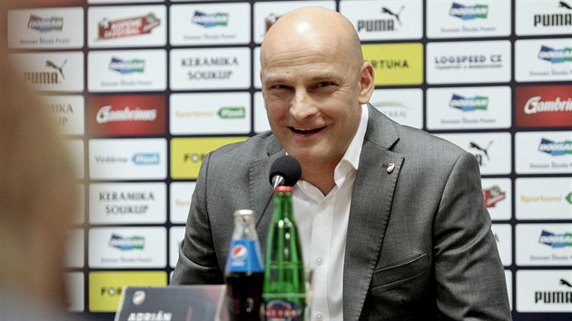 Veden FC Viktoria Plze pedstavilo nstupce trenra Pavla Vrby, na tiskov konferenci poprv promluvil 
nov kou Adrin Gua.