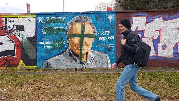 Neznm vandal zniil graffiti Karla Gotta u cyklostezky v eskch Budjovicch.