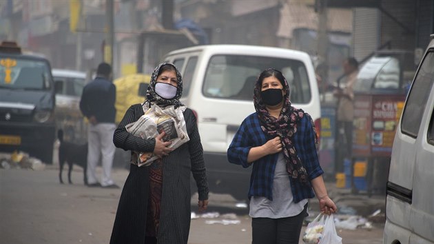 Na ulici jedině s rouškou. Indické Nové Dillí nenabízí dýchatelný vzduch.