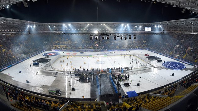 Hokejov extraliga pod irm nebem na fotbalovm stadionu v Dranech. Hri Litvnova a Sparty se rozbrusluj ped zpasem.