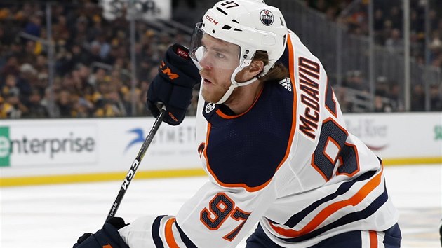 Connor McDavid, tonk Edmontonu, stl na brnu v utkn proti Bostonu.