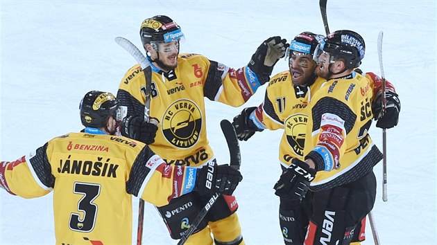 Radost litvínovských hokejistů v extraligovém utkání pod širým nebem proti Spartě