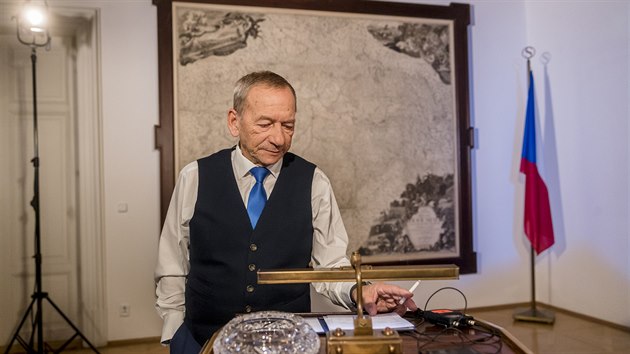 P�edseda Sen�tu Jaroslav Kubera se p�ipravuje na novoro�n� projev. (1. ledna...