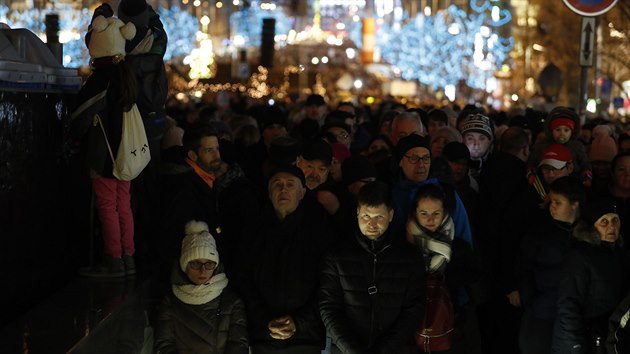 Praha pivtala rok 2020 videomappingem na budov Nrodnho muzea. (1. ledna 2020)