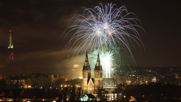 Přestože magistrát ohňostroj nepořádal, 1. ledna v Praze byl. Lidé se na něj složili ve veřejné sbírce, celkem přispěli 275 tisíci korunami. (1. ledna 2020)