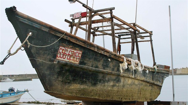 Jedna z "lodí duchů", kterou i s těly rybářů vyplavilo moře na japonském poloostrově Noto. (29. listopadu 2015) 