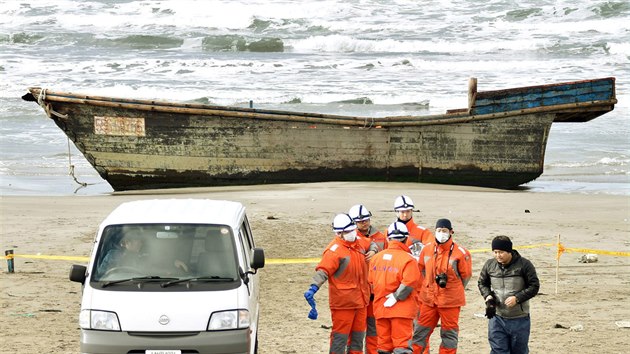 Na pláži u japonského města Oga byla nalezena dřevěná loď s těly osmi severokorejských rybářů. (27. listopadu 2017) 