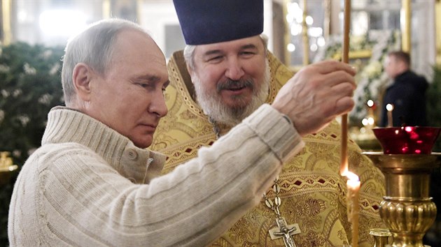 Rusk prezident Vladimir Putin zapaluje svku pi pravoslavn vnon mi v Petrohrad. (6. ledna 2020)