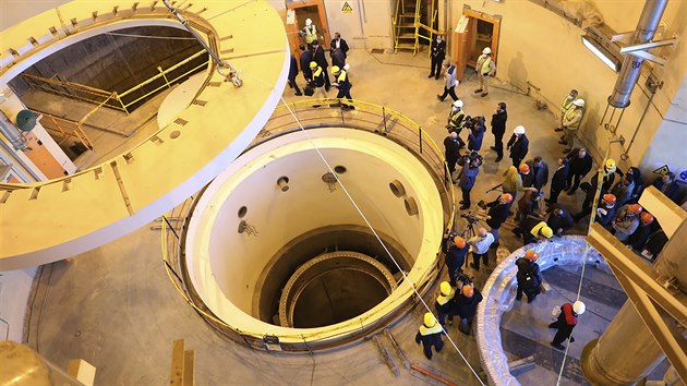 Zástupci médií sledují práce na obnovení činnosti jaderného reaktoru na těžkou vodu v íránském Aráku. (23. prosince 2019)