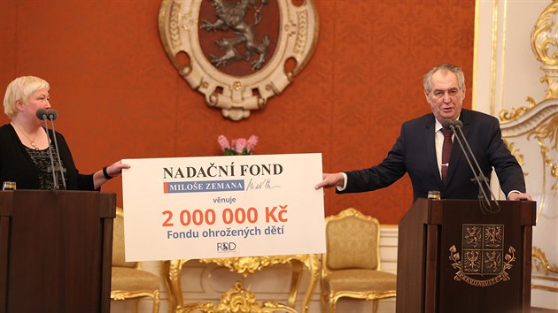 Prezident Milo Zeman pedal na Praskm hrad ek na dva miliony korun Fondu ohroench dt. (8. ledna 2020)