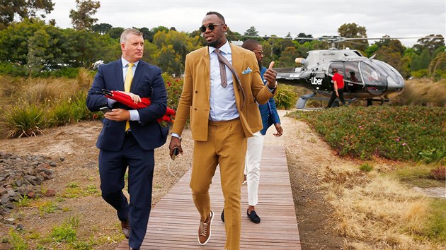 Bval jamajsk sprinter Usain Bolt (vpedu) piletl na zvodit Flemington Racecourse v australskm Melbourne helikoptrou spolenosti Uber. (7. listopadu 2019)