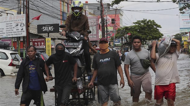 Indonsk hlavn msto Jakarta a jeho okol od pelomu roku el rozshlm zplavm. Maj na svdom destky obt. (2. ledna 2020)