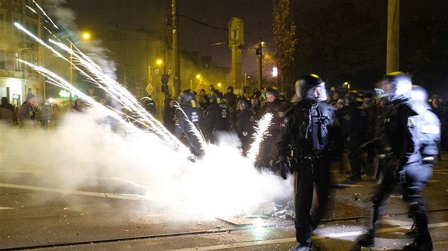 V Lipsku se silvestrovsk oslavy zvrtly v nepokoje, pi kterch se nmeck policie stetla s levicovmi extremisty. Nmet politici nsilnosti odsoudili. (1. leden 2020)