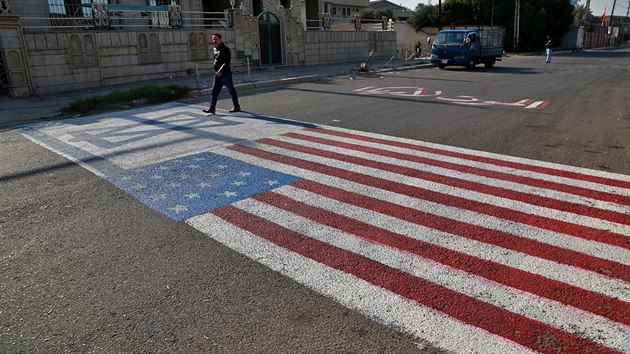 Mu v Bagddu pechz pes vlajky USA a Izraele. Americk armda s pomoc bezpilotnho letadla zabila v Bagddu velitele rnskch elitnch jednotek Kuds Ksema Solejmnho. (3. ledna 2020)