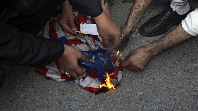 rnt demonstranti pl americkou vlajku v reakci na zabit v rnu velmi populrnho velitele elitnch jednotek Kuds Ksema Solejmnho, kter zemel po americkm raketovm toku v Bagddu. (3. ledna 2020)